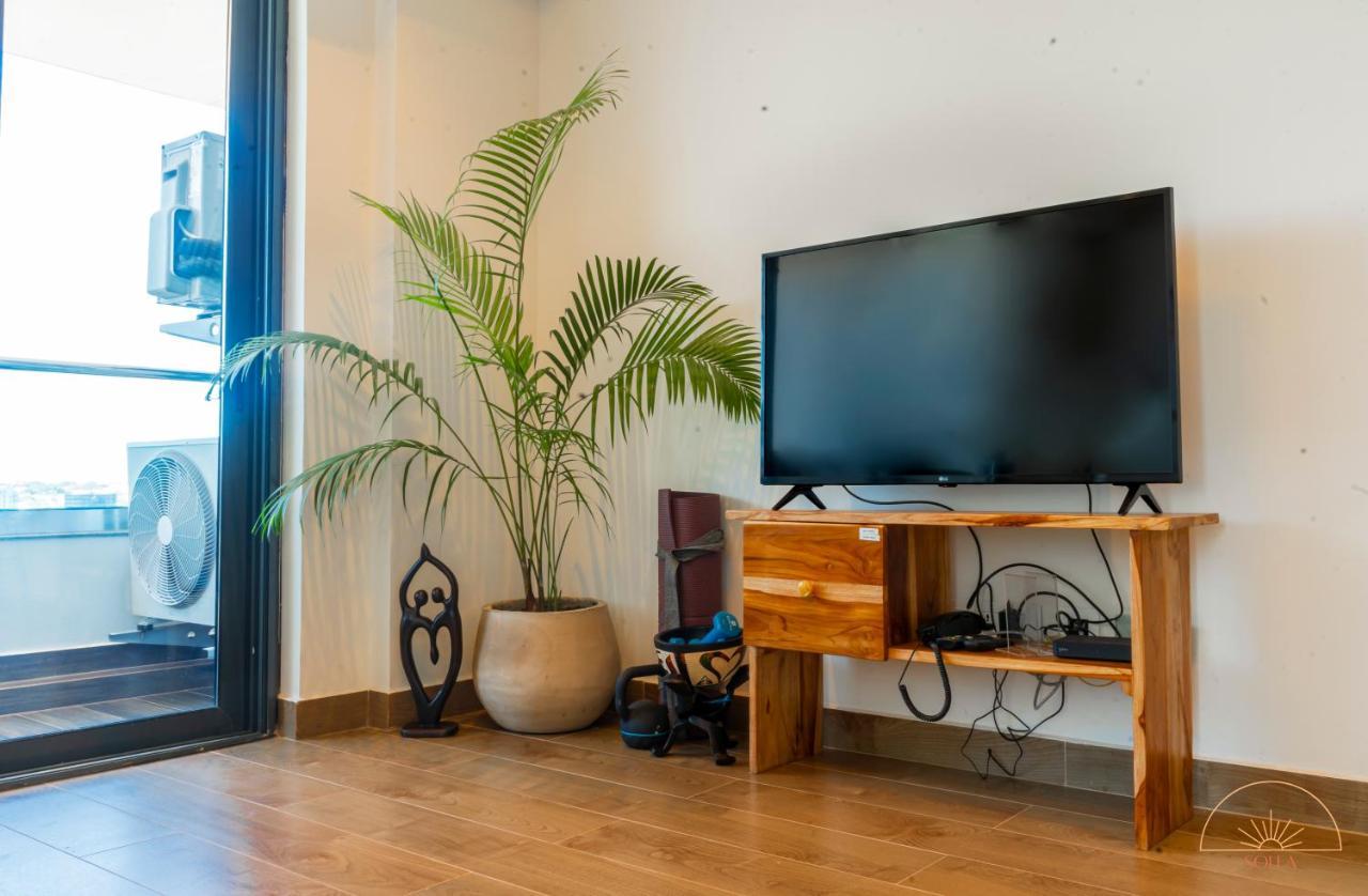 Solea 1 Bedroom Apartment - Central, Comfortable, Cozy, Balcony, Pool, Gym Accra Ngoại thất bức ảnh